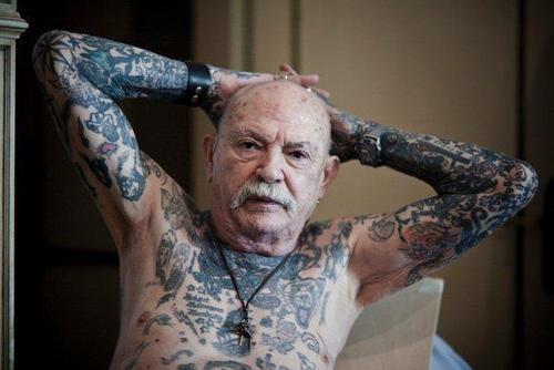Alt und bunt. Tattoos im Alter. Hat On Head